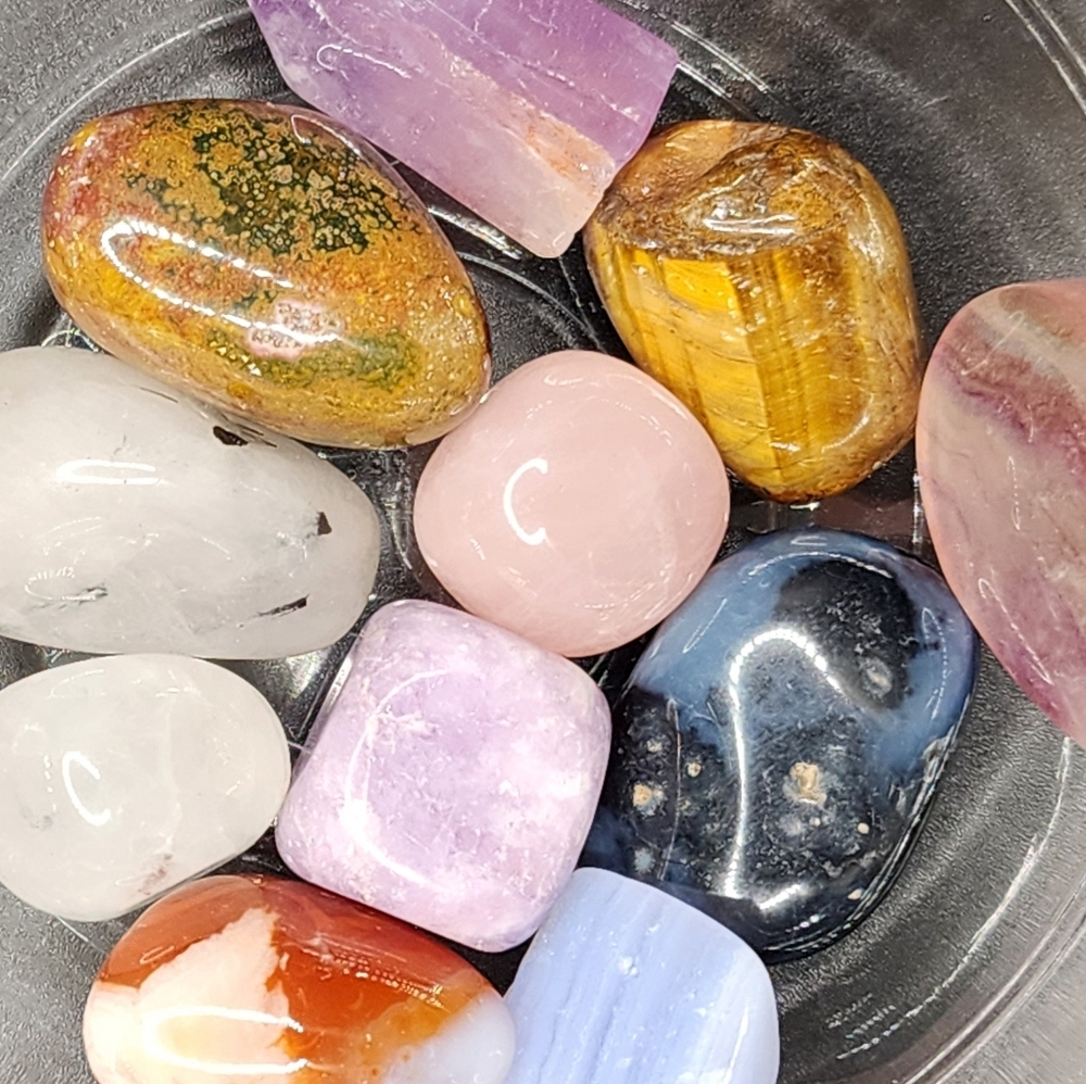 Lot of  Natural Tumbled   Crystals - Picture 10 of 12
